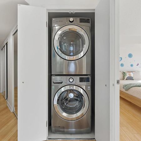 Modern 2-Bedroom Condo W Floor To Ceiling Windows Торонто Экстерьер фото