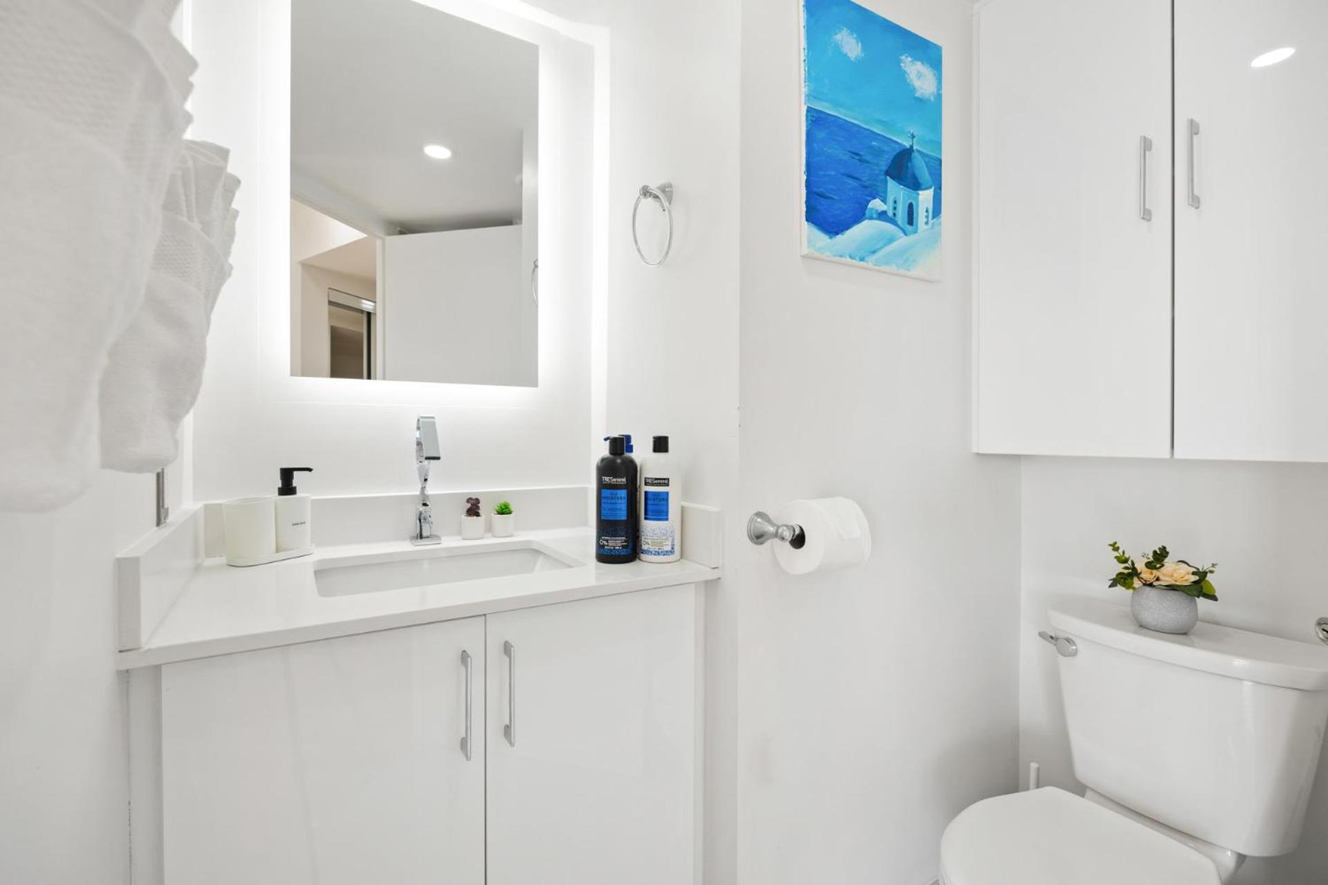 Modern 2-Bedroom Condo W Floor To Ceiling Windows Торонто Экстерьер фото