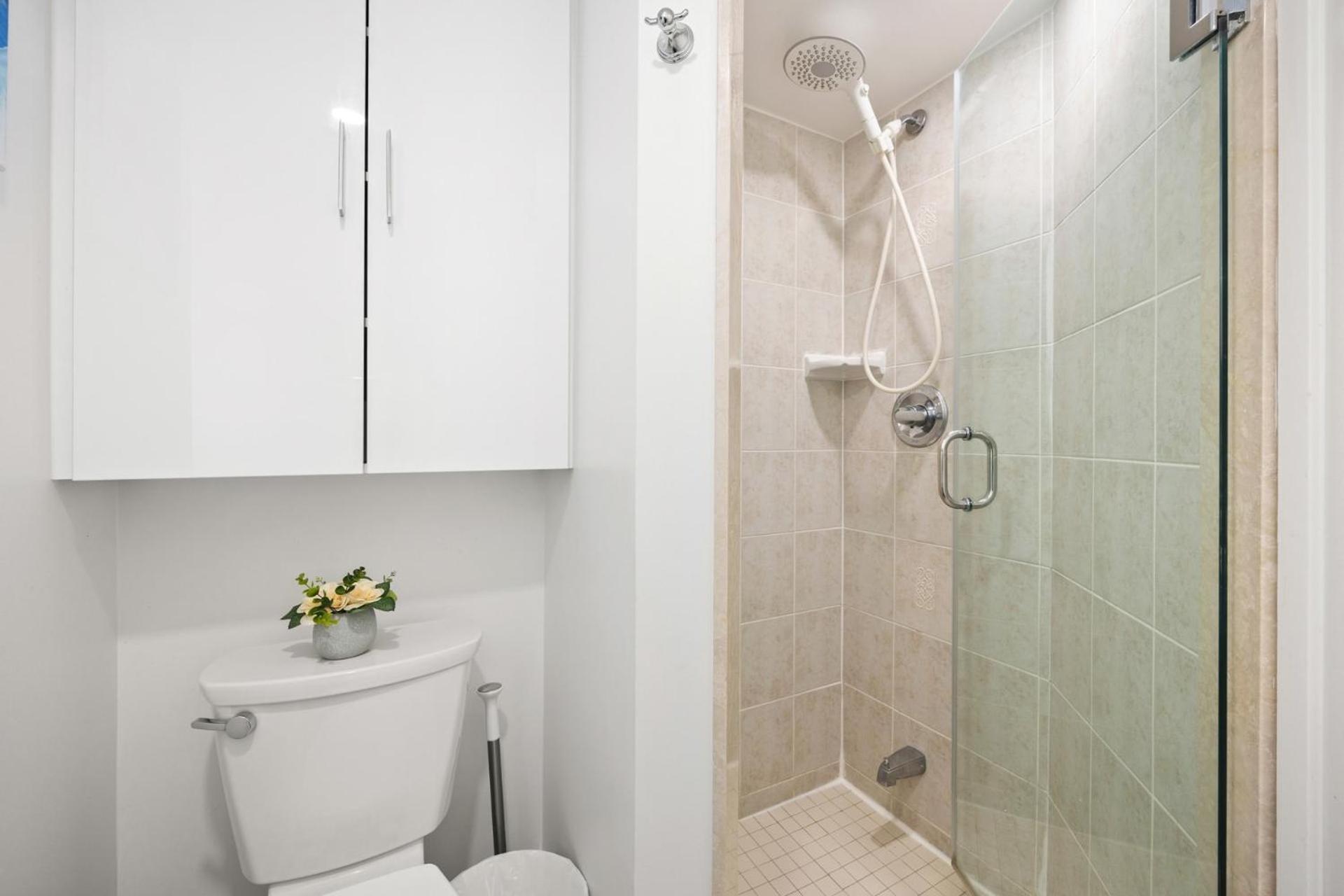 Modern 2-Bedroom Condo W Floor To Ceiling Windows Торонто Экстерьер фото