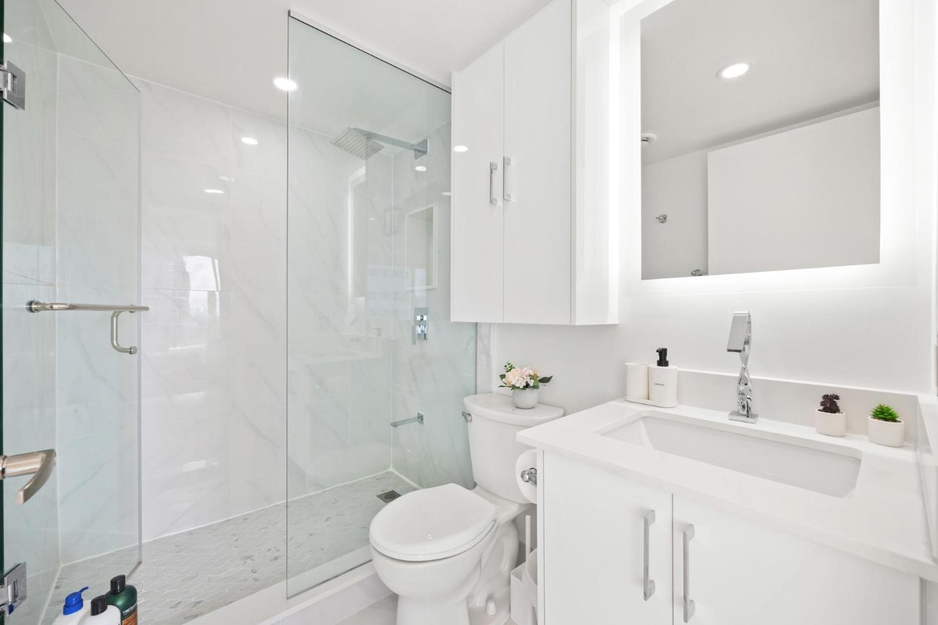 Modern 2-Bedroom Condo W Floor To Ceiling Windows Торонто Экстерьер фото