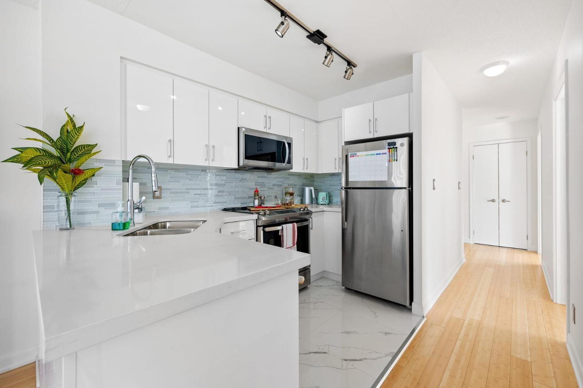 Modern 2-Bedroom Condo W Floor To Ceiling Windows Торонто Экстерьер фото