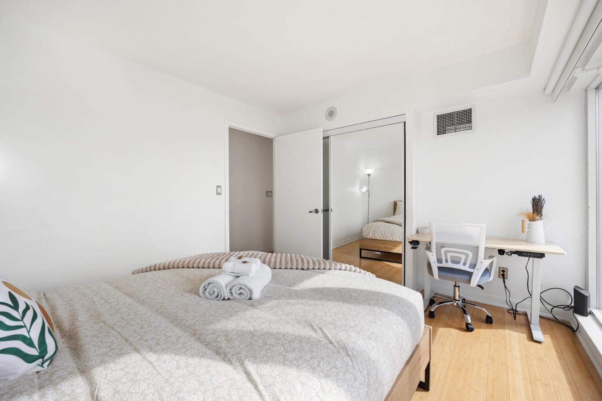 Modern 2-Bedroom Condo W Floor To Ceiling Windows Торонто Экстерьер фото
