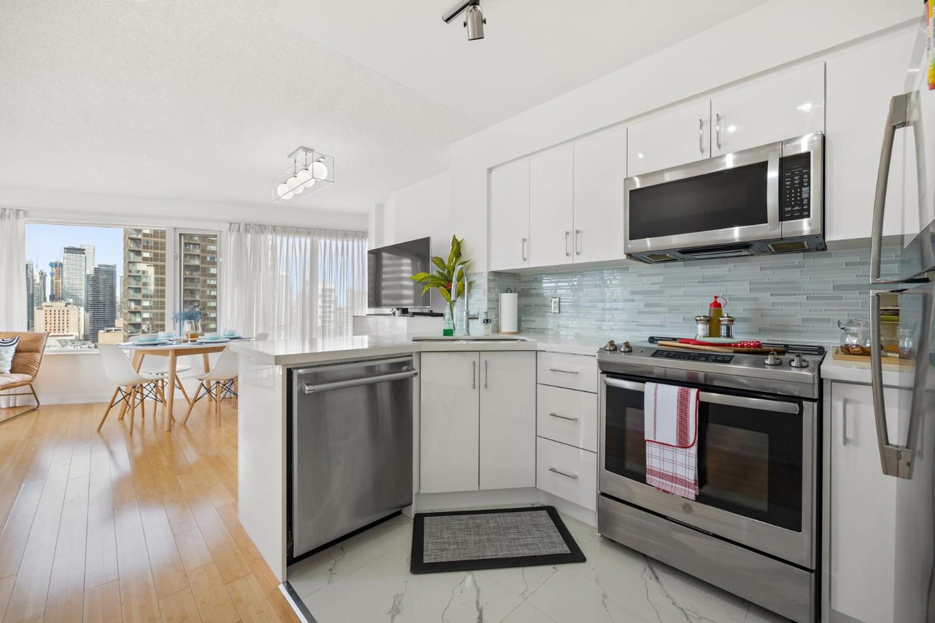 Modern 2-Bedroom Condo W Floor To Ceiling Windows Торонто Экстерьер фото