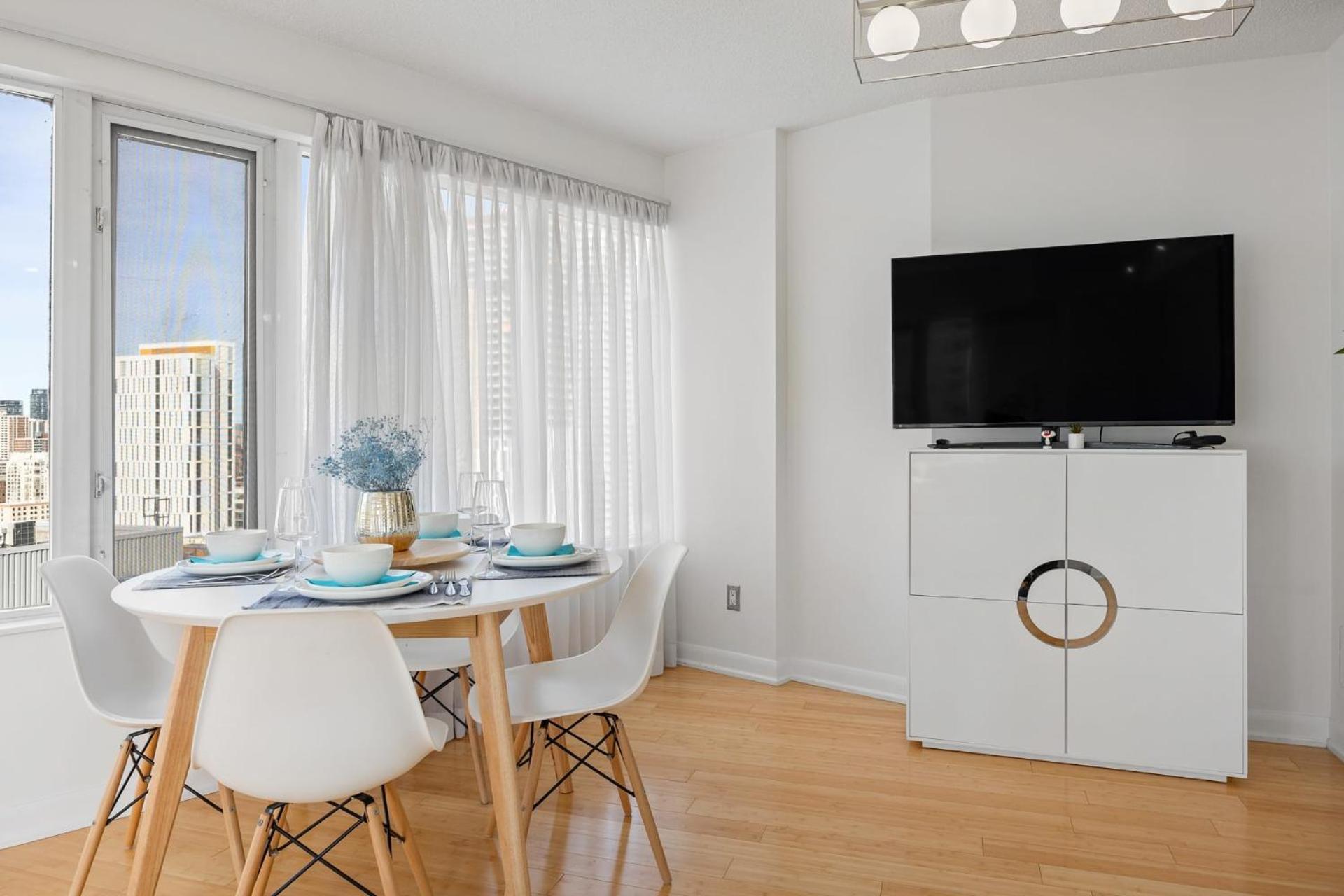 Modern 2-Bedroom Condo W Floor To Ceiling Windows Торонто Экстерьер фото