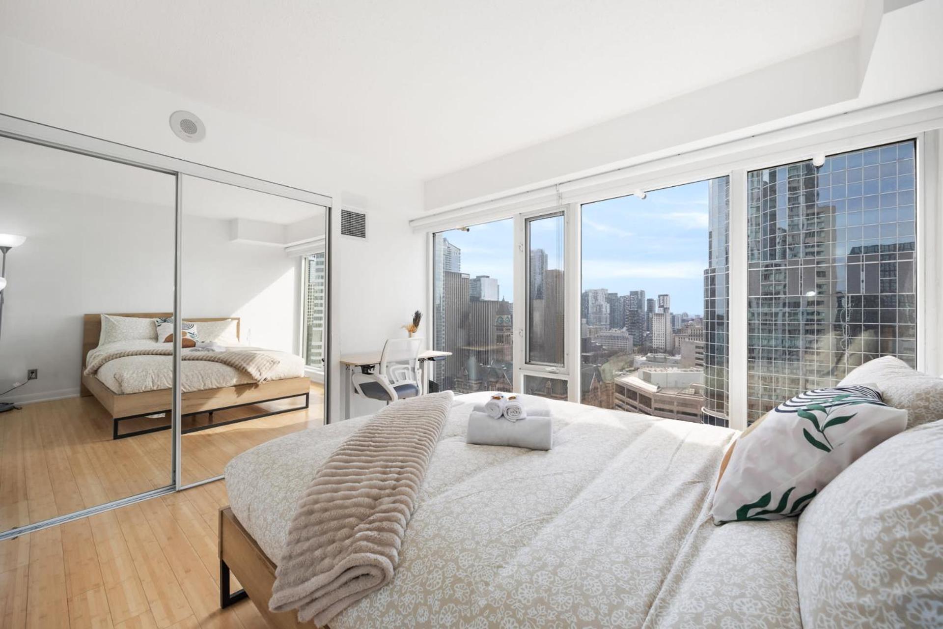 Modern 2-Bedroom Condo W Floor To Ceiling Windows Торонто Экстерьер фото