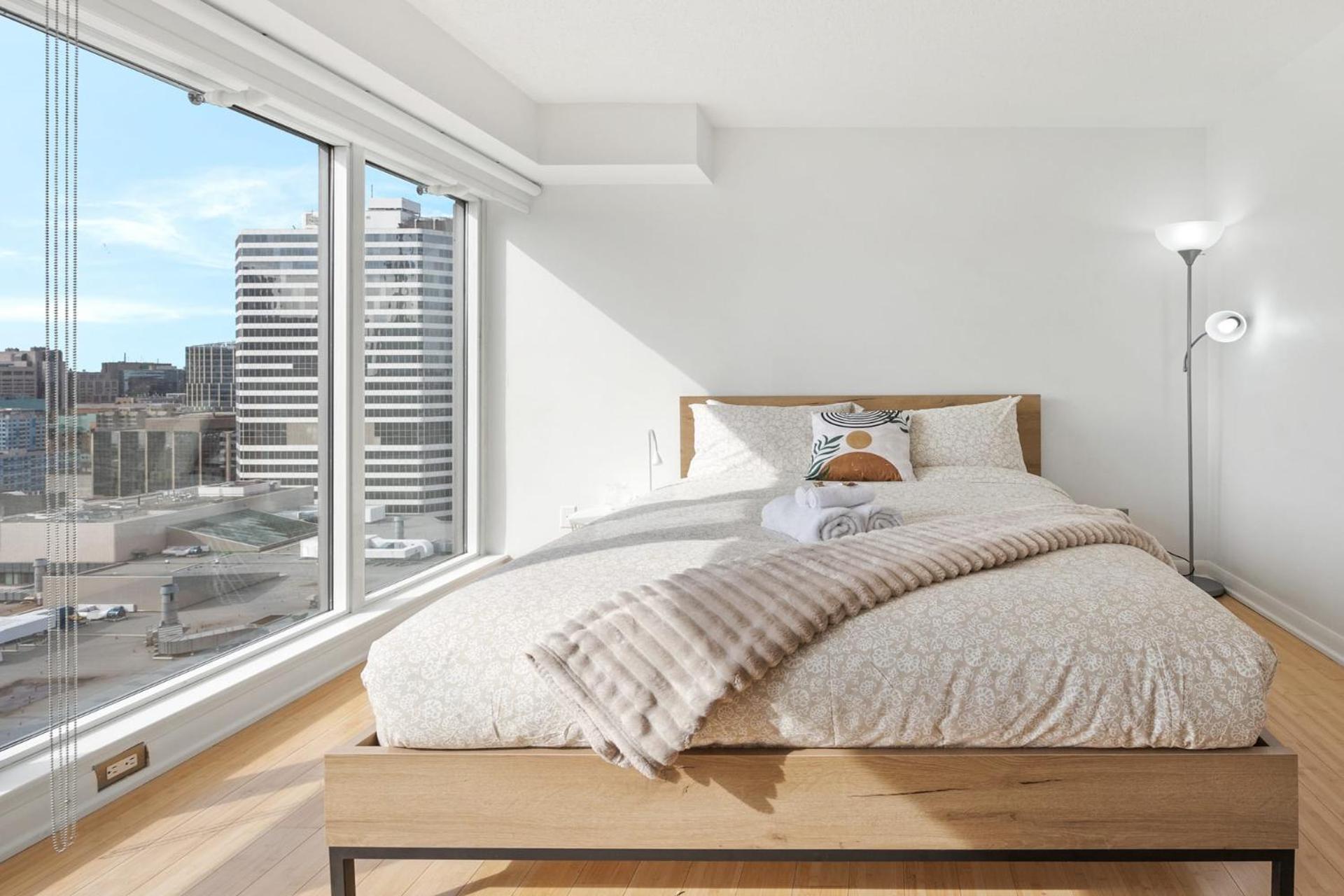Modern 2-Bedroom Condo W Floor To Ceiling Windows Торонто Экстерьер фото
