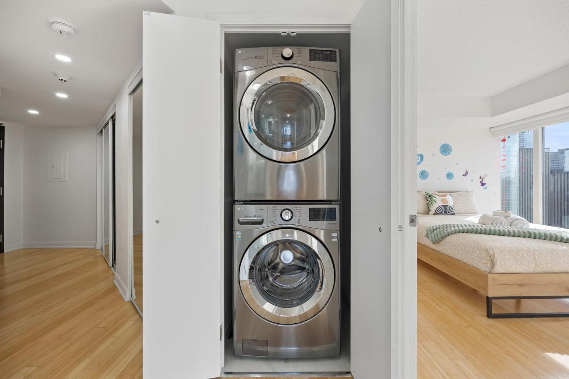 Modern 2-Bedroom Condo W Floor To Ceiling Windows Торонто Экстерьер фото