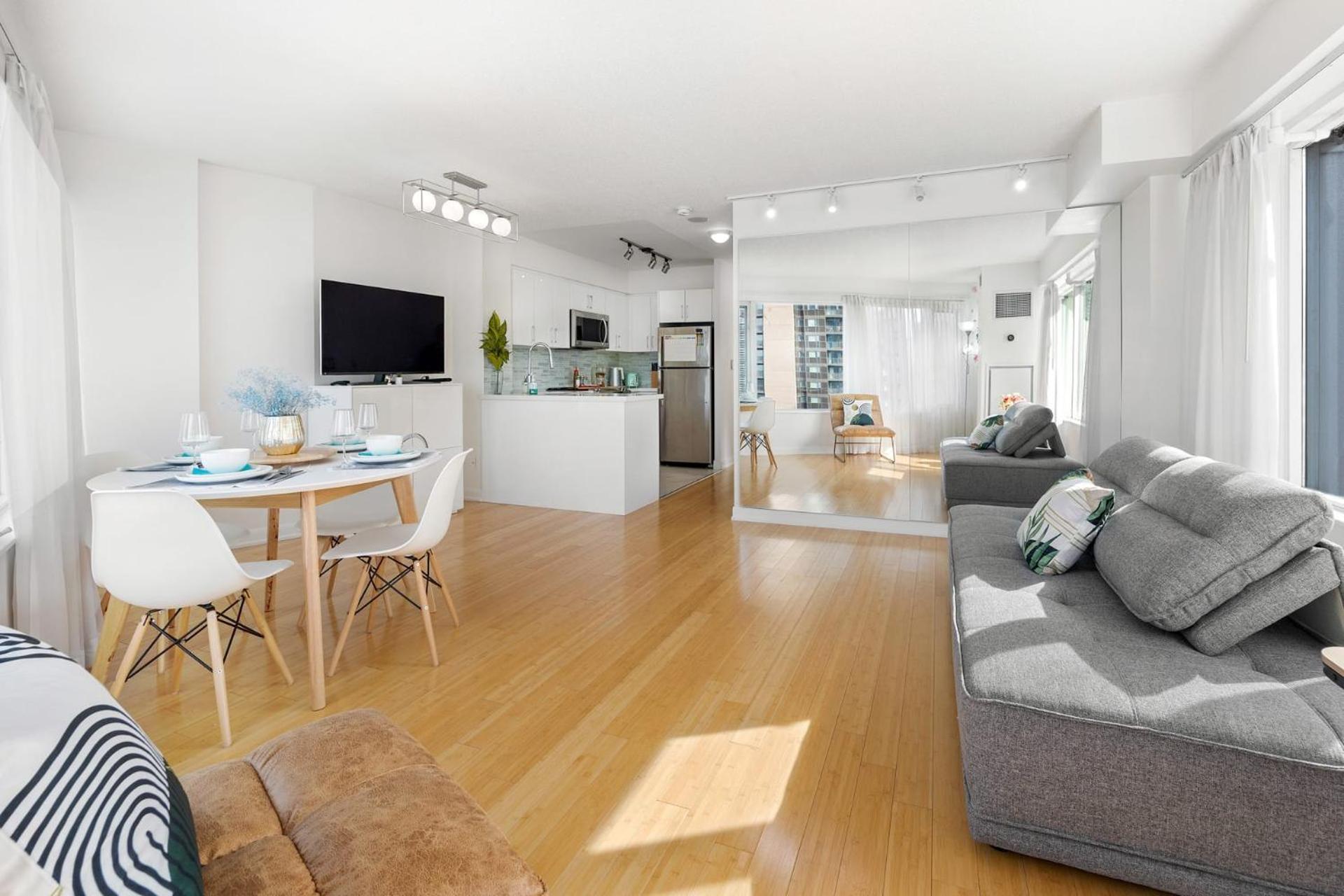 Modern 2-Bedroom Condo W Floor To Ceiling Windows Торонто Экстерьер фото